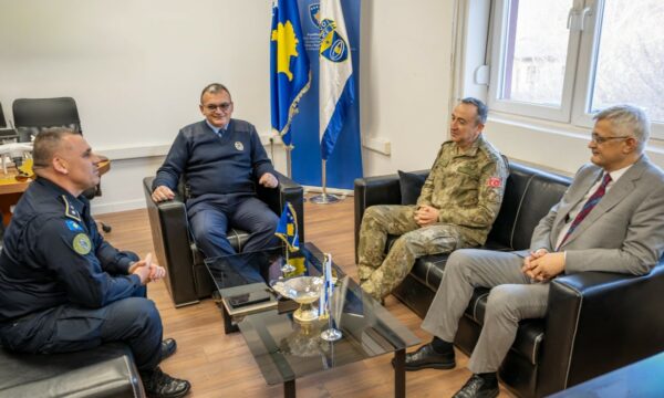 Komandanti i KFOR it takohet me Veton Elshanin  diskutojnë për sigurinë në veri