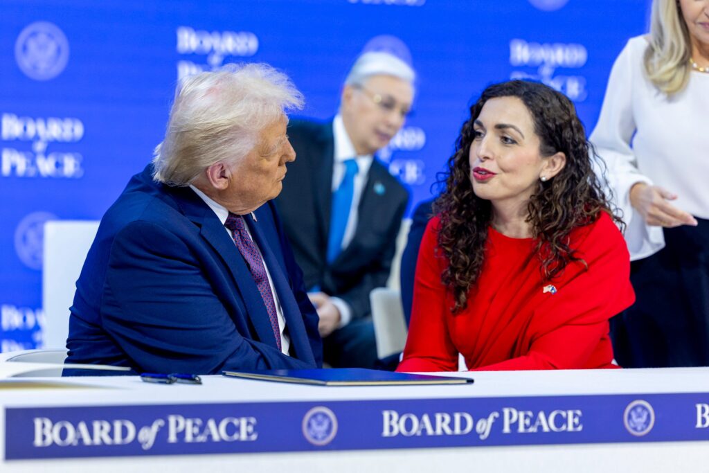Vjosa Osmani tregon bisedën me Trump dhe ndan detajet nga takimi në Davos  Më dha mesazh për Kosovën 