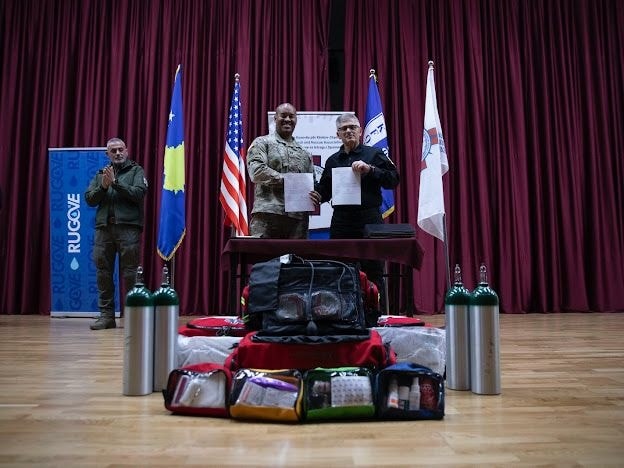 KFOR dhuron pajisje mjekësore për Shoqatën e Kërkim Shpëtimit të Kosovës