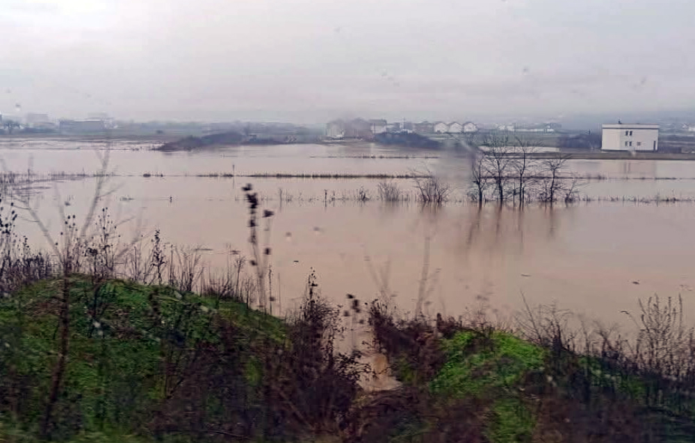 Vërshimet në Klinë  Elezaj  Në orët e mbrëmjes gjendja është përkeqësuar