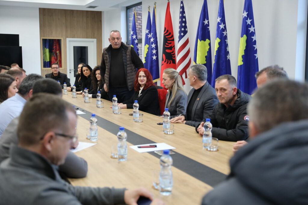 Përfaqësuesja e  Liria ka Emër  pritet në Deçan nga kryetari Ramosaj  mbështetje për marshin  Drejtësi  jo politikë  më 17 shkurt