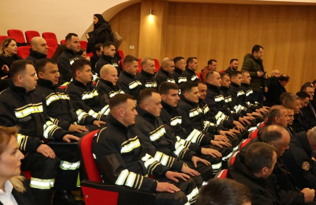 Diplomojnë 21 kadetët që përfunduan trajnimin profesional për zjarrfikës