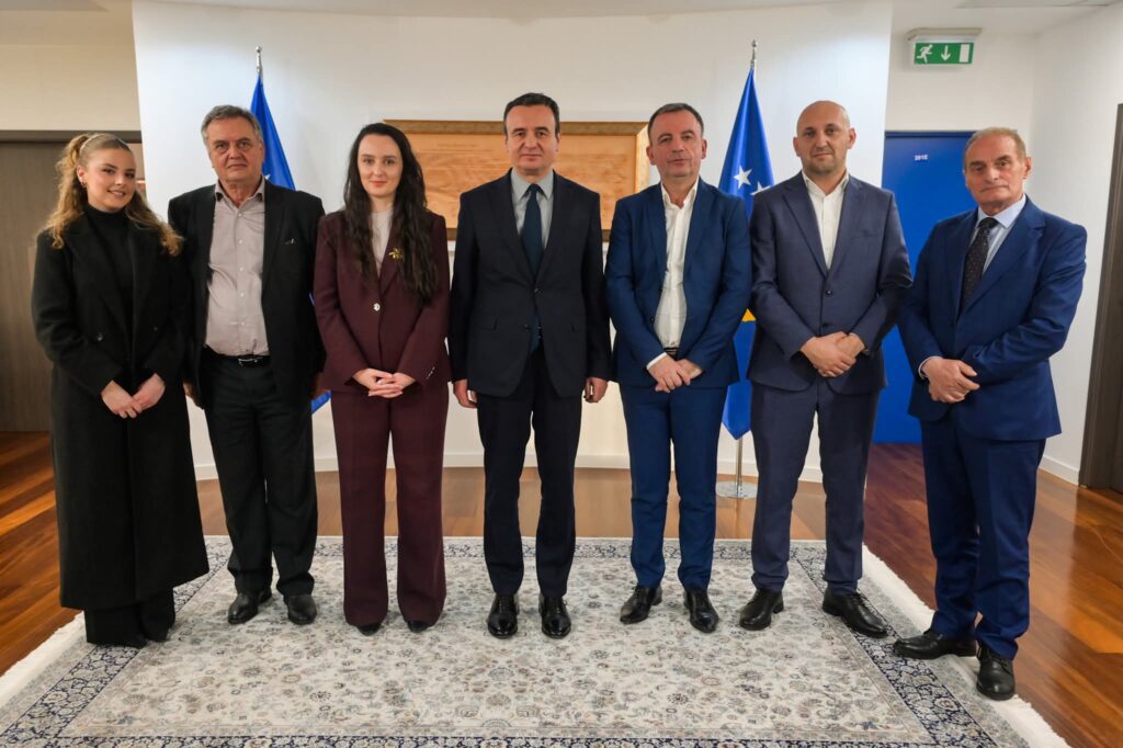 Kurti pret në takim një grup krijuesish shqiptarë nga Mali i Zi