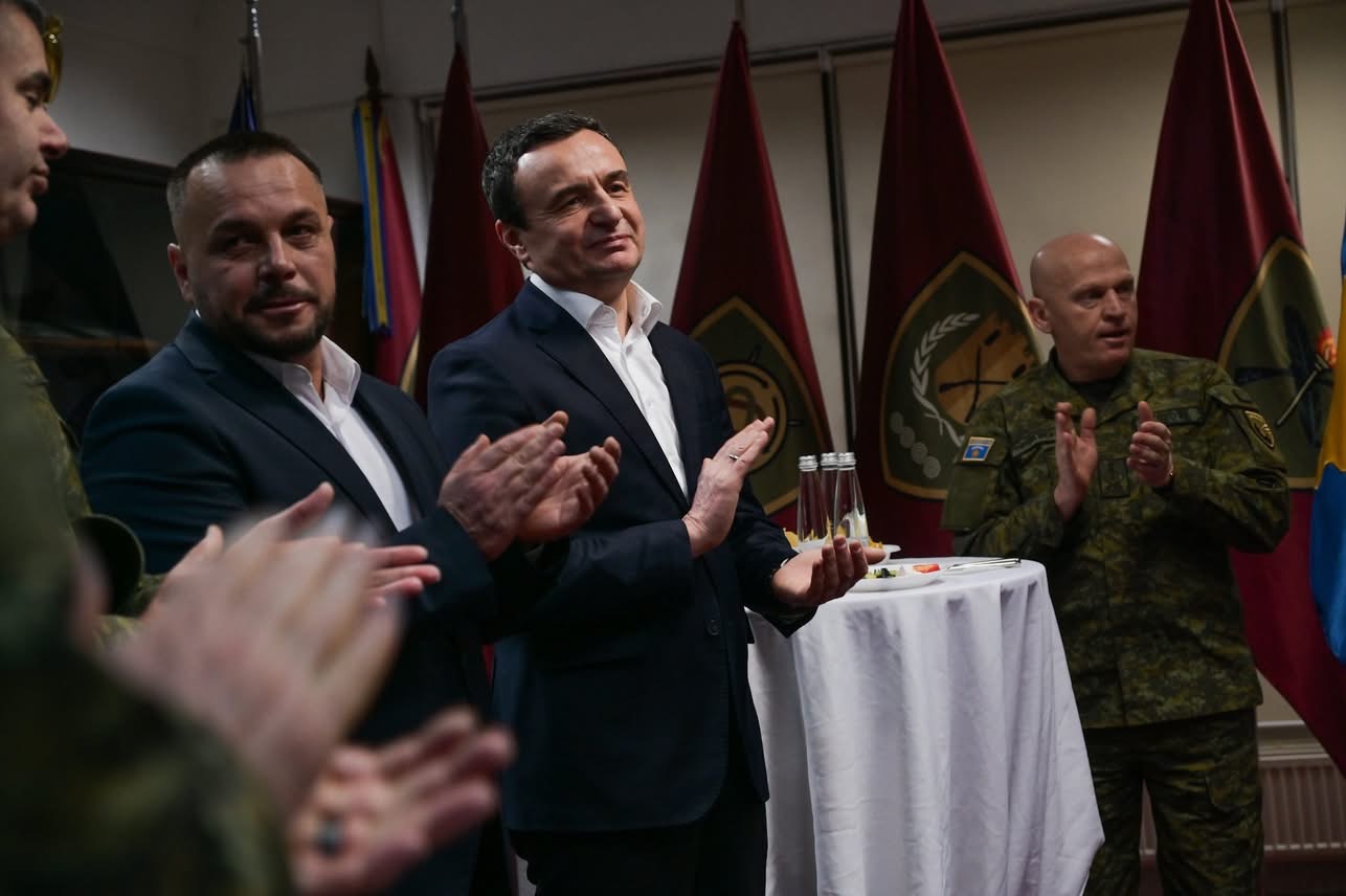 Albin Kurti viziton kazermën  Adem Jashari  në ndërrimin e viteve