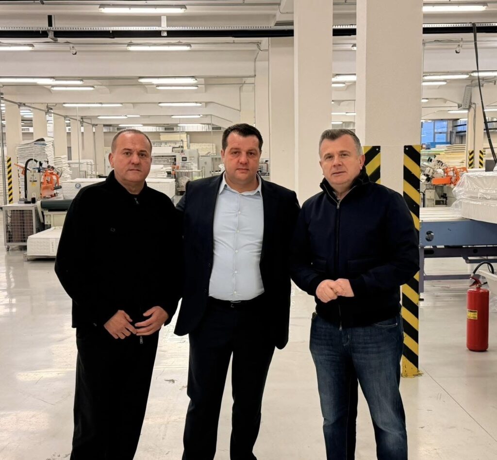 Taulant Balla viziton Devolli Group pas zjarrit në fabrikën Comodita
