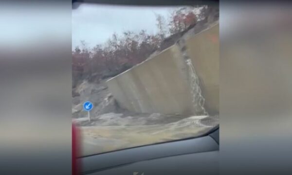 Udhëtarët i frikësohen shembjes së murit në rrugën Gjakovë   Klinë