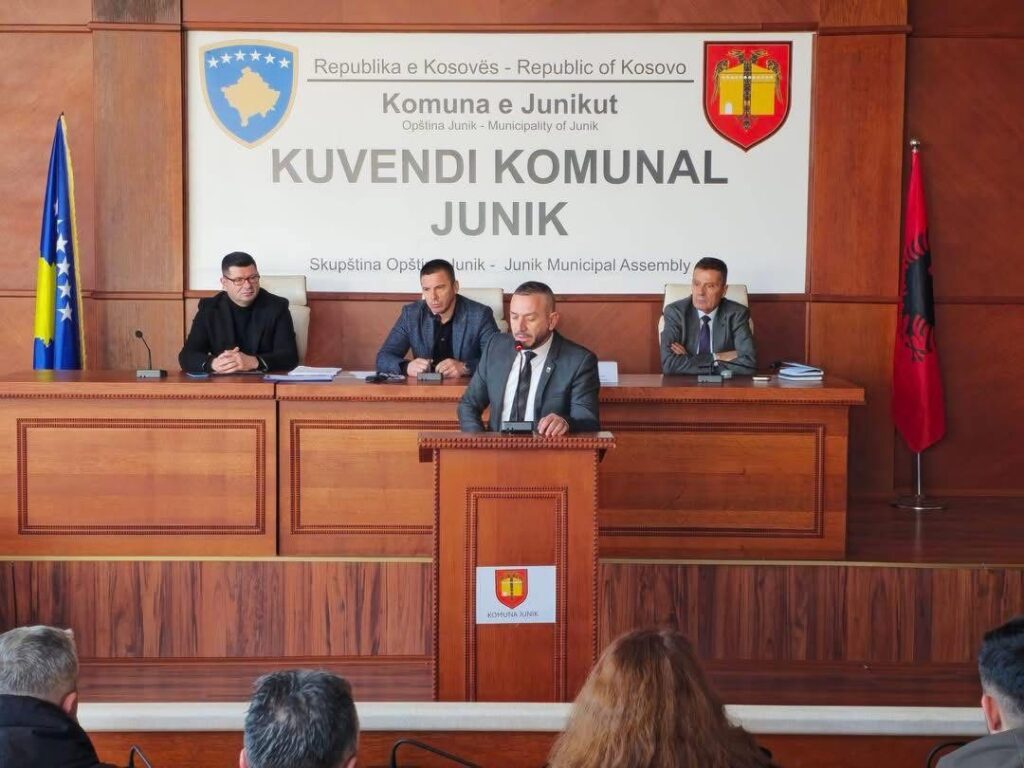 VV e AAK festojnë bashkë në Junik