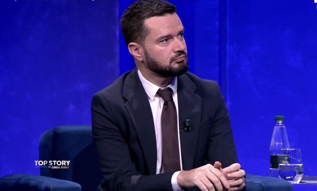 Pezullimi i vizave të emigracionit nga DASH  Curi  Shqiptarët tërheqin prindërit kur shkojnë në SHBA