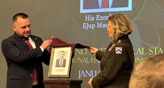 Portreti i ministrit Maqedoncit vendoset në galerinë e personaliteteve të shquara të Ushtrisë së SHBA së