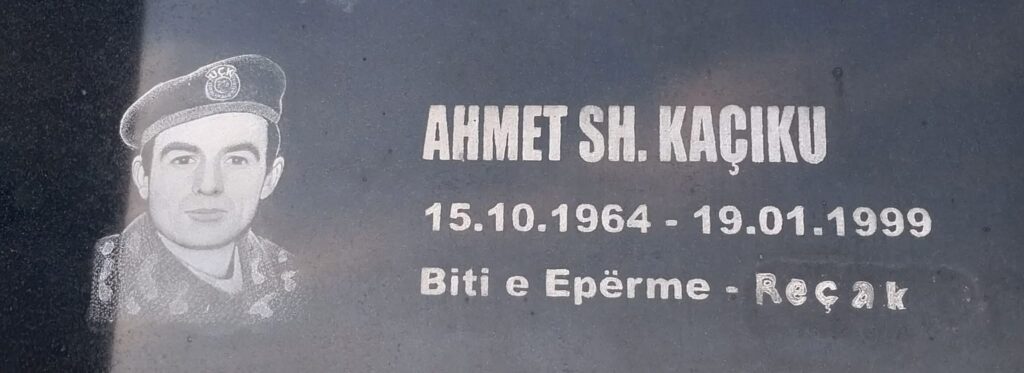 Tërheqja nga fushëbeteja e kufomës së komandant Ahmet Kaçikut dhe varrimi i tij