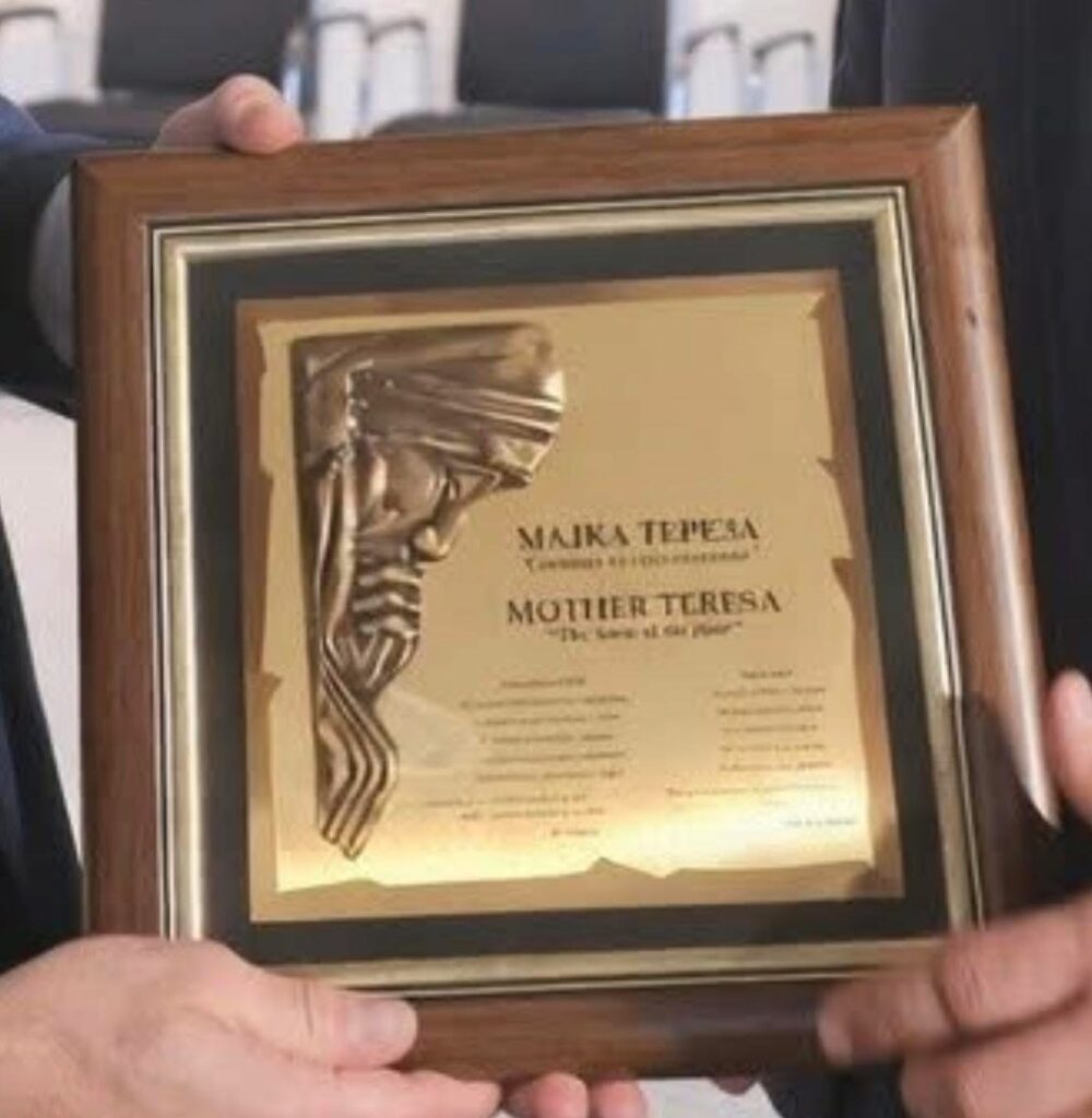 BDI  Zëvendëskryeministri  i parë  fshin gjuhën shqipe nën emrin e Nënës Terezë