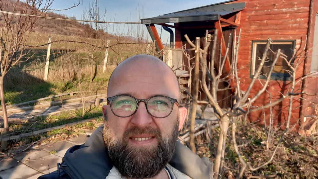 Policia gjeti armë zjarri  medikamente  libra protokolli etj  në pronën e Arianit Sllamnikut