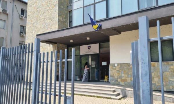 Pas Zveçanit  edhe Komuna e Mitrovicës së Veriut largon nga puna shqiptarët