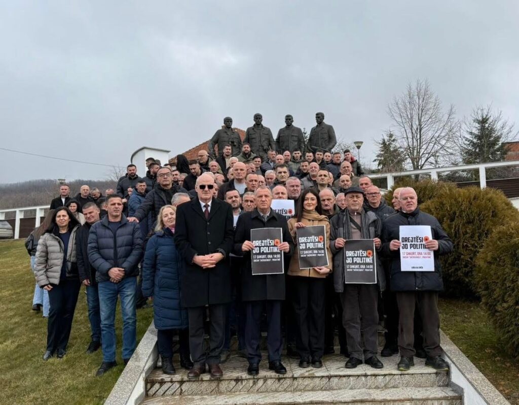 Familjarë dhe bashkëluftëtarë të Hakif Zejnullahut në mbështetje të marshit  Drejtësi  jo politikë  më 17 shkurt 