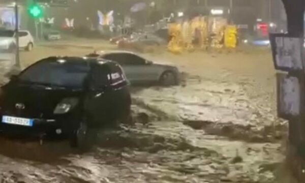 Uji vërshon brenda bizneseve në Gjirokastër