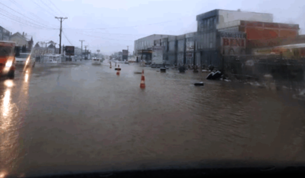 Rruga Prishtinë Ferizaj ende e bllokuar për shkak të sasisë së madhe të ujit të grumbulluar