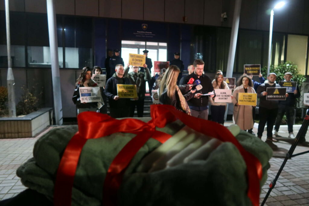 Qebe e qirinj si  dhuratë  për Kurtin  rinia e PDK së me aksion simbolik për rrymën para Qeverisë