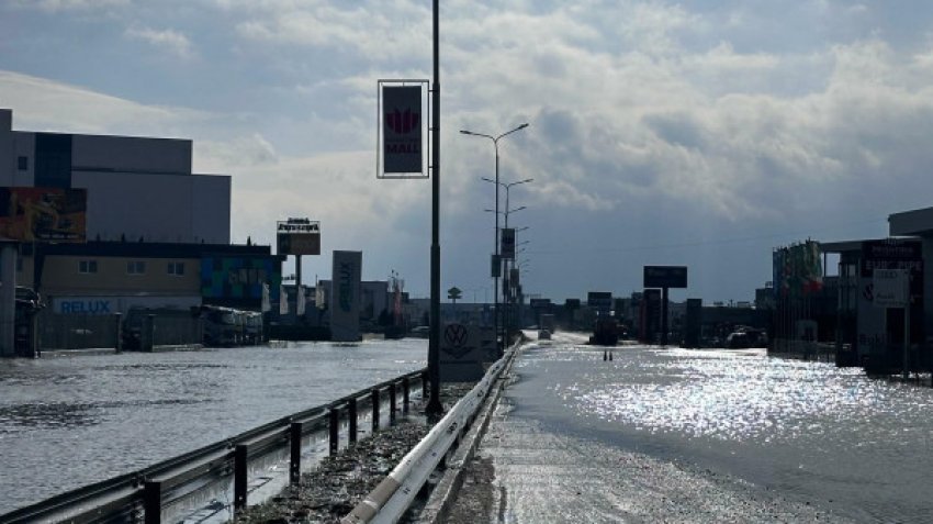 Disa rrugë ende të pakalueshme për shkak të reshjeve