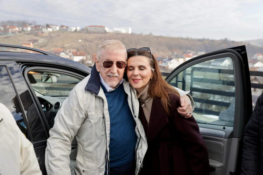 Çitaku ndan foto me William Walkerin  Në përqafimin e historisë dhe mirënjohjes