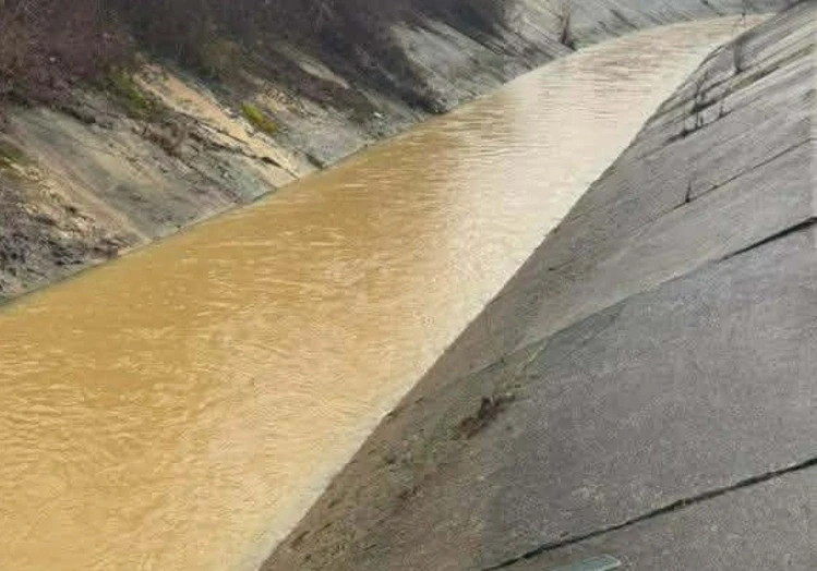 Turbullira në Ibër Lepenc  KRU  Mitrovica   Uji të mos përdoret për pije deri në njoftim të radhës