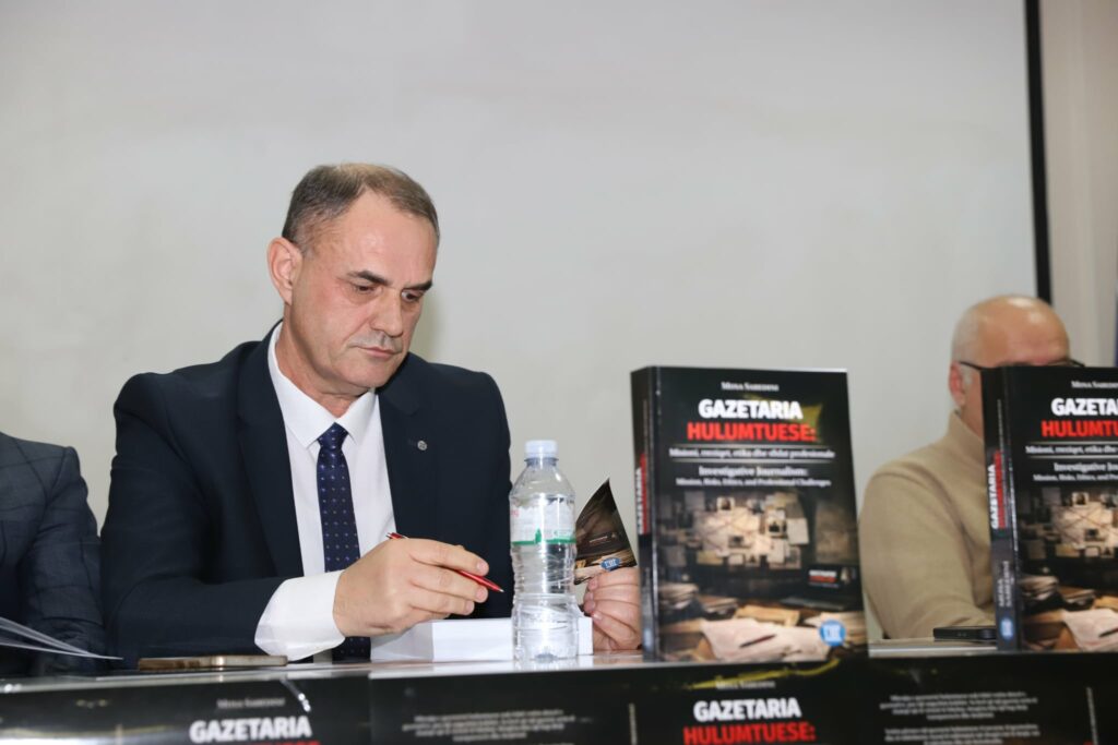 Nga përvoja në udhërrëfyes akademik  Profesori dhe studiuesi i medias Musa Sabedini promovon në UBT librin për gazetarinë hulumtuese