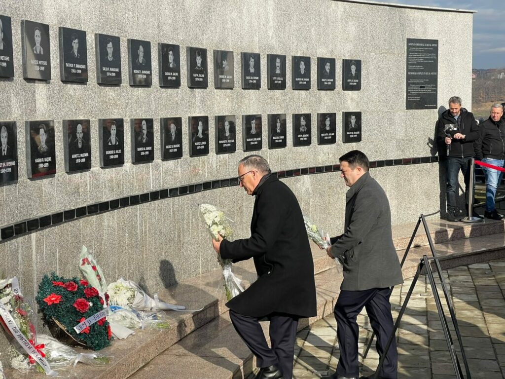 Masakra e Reçakut  Hamza  Falë sakrificës dhe gjakut të dëshmorëve ne gëzojmë lirinë