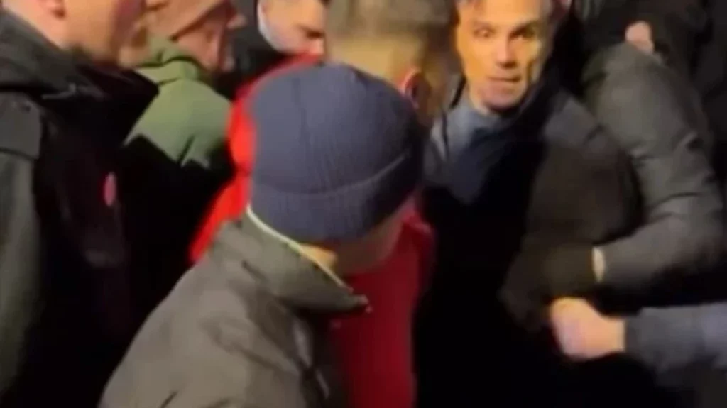 Shpalosja e flamurit kombëtar shqiptar shkakton tensione në protestën e Novi Sadit