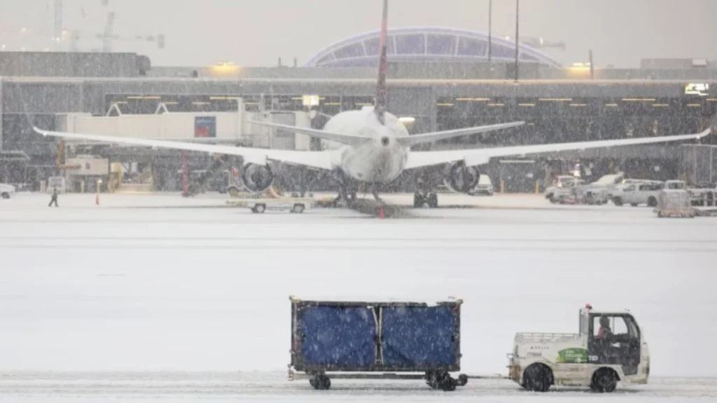 Stuhia dimërore detyron autoritetet të anulojnë 13 000 fluturime  ndërpritet energjia elektrike në shumë pjesë të SHBA ve