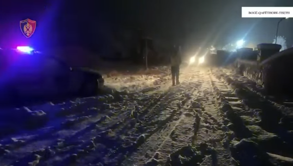 Rrezik nga orteqet  policia shqiptare bllokon rrugën që çon drejt Thethit