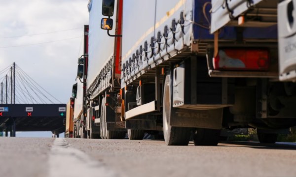 Qendra për Menaxhimin Kufitar njofton se është hequr bllokada në Mal të Zi  Kamionët kanë filluar të lëvizin