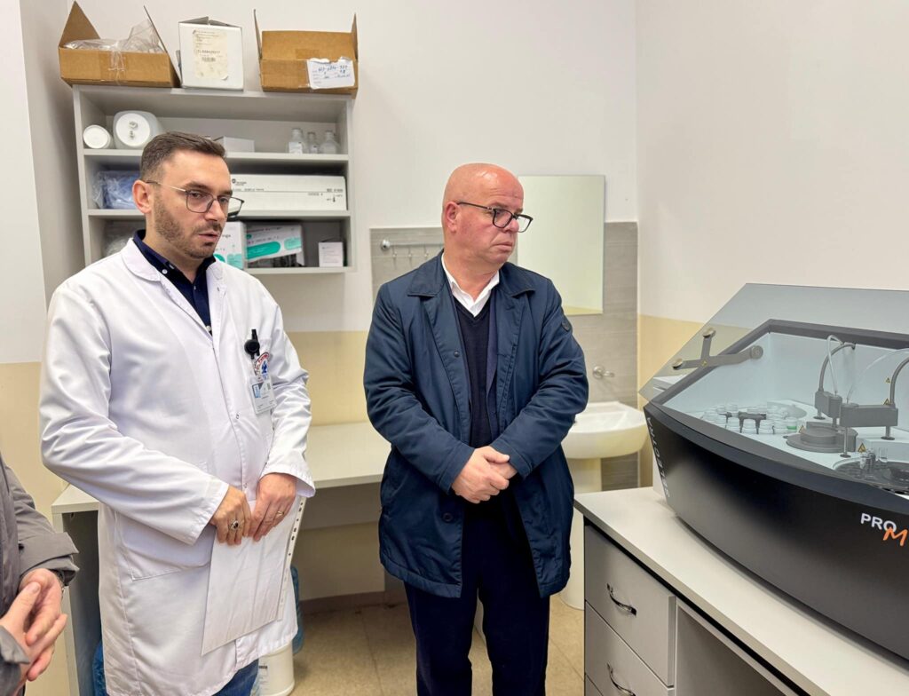 Kryetari Latifi viziton repartin e diagnostikës në QKMF  Dr  Fahredin Hoti 