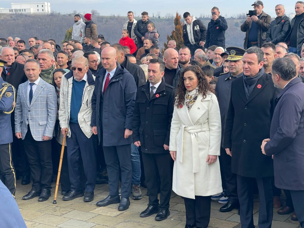 Liderët e shtetit nderojnë viktimat e Reçakut