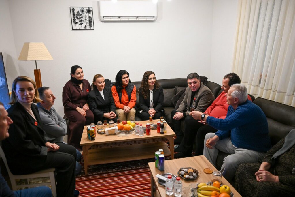 Osmani vizitoi në Reçak dy familje  te të cilat historia është plagë e hapur