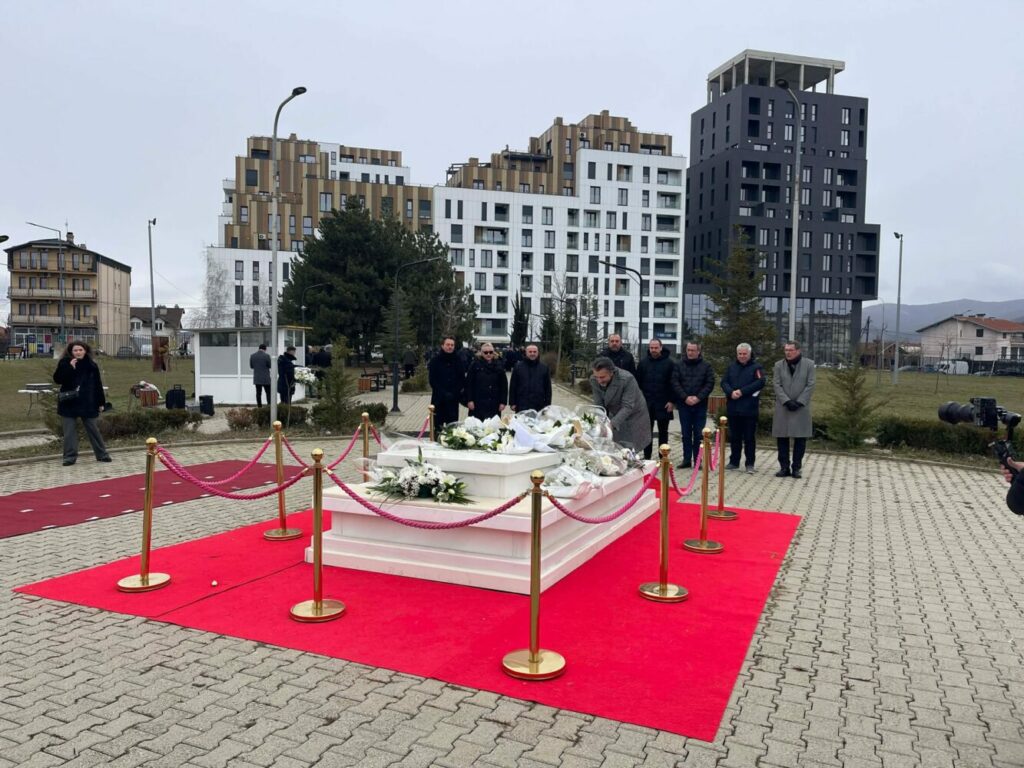 Përparim Rama i ndarë nga LDK ja shkon për homazhe te varri i Rugovës