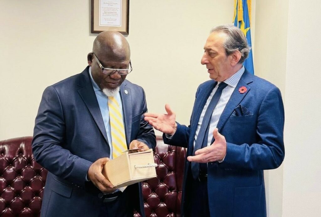 Ambasadori Reka ia dhuroi simbolin e gjenocidit ambasadorit të Republikës Demokratike të Kongos