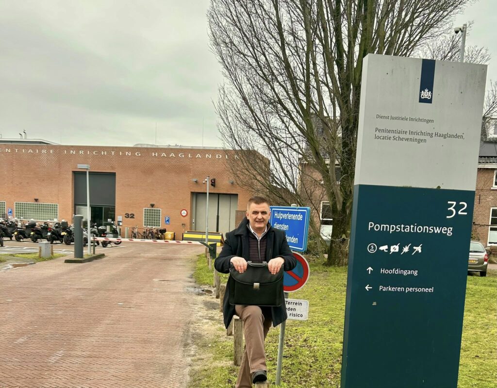 Veprimtari Sali Bislimi viziton Jakup Krasniqin në Hagë  ndan momente nga biseda e tyre