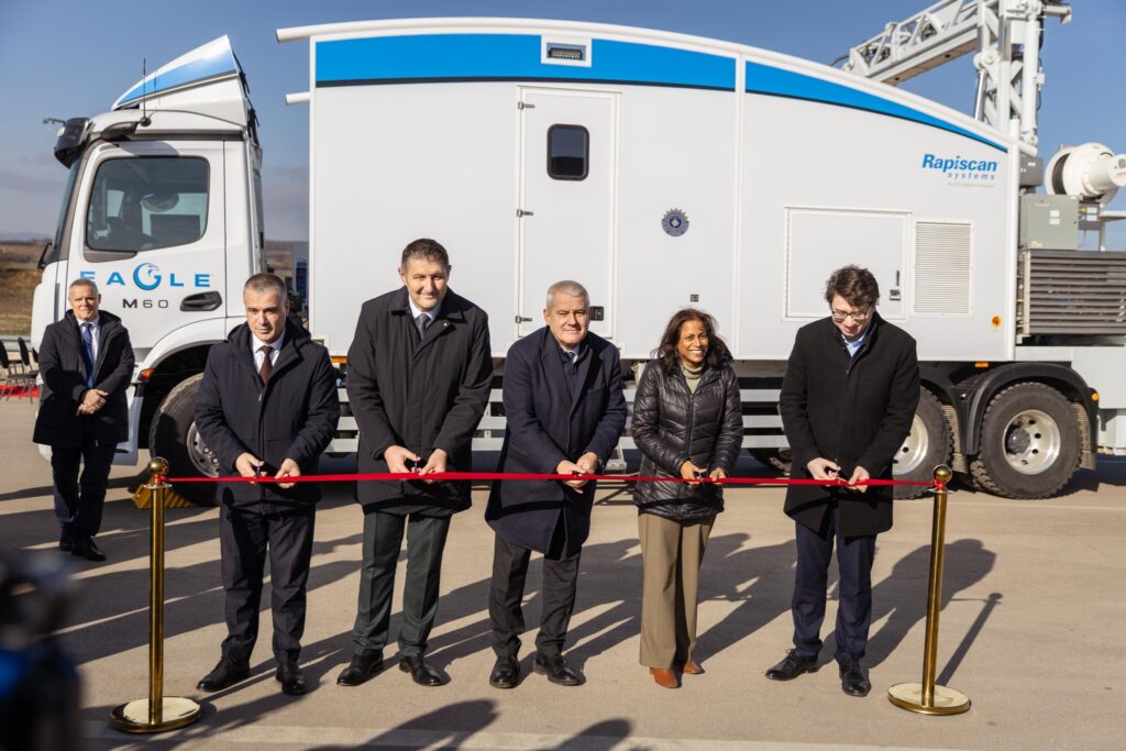 Ambasada amerikane i dhuron Kosovës një skaner 3 milionë dollarësh për sigurinë kufitare