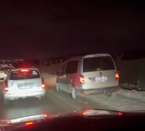 Shoferët kosovarë rrezikojnë me tejkalime jashtë shiritit të qarkullimit në rrugët me borë e ngrica
