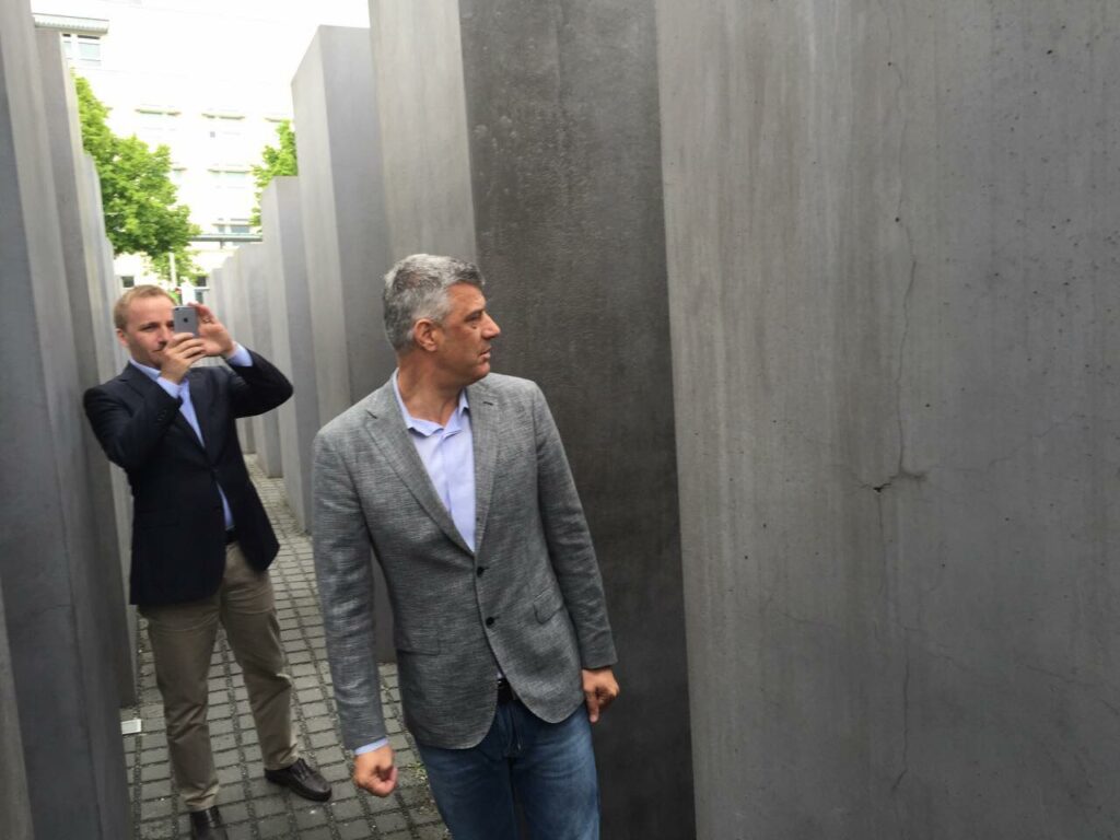 Tahiri poston foto me Thaçin në Memorialin e Holokaustit në Berlin  Një vend që nuk flet me zë  por peshon rëndë në shpirt
