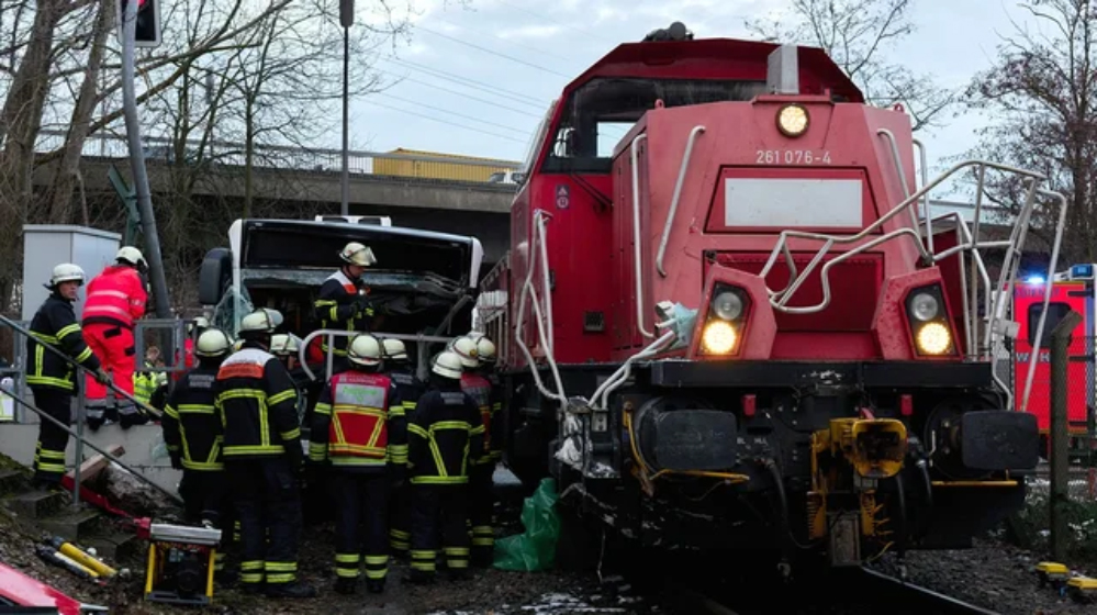 Autobusi përplaset me një tren në portin e Hamburgut  humb jetën një person dhe plagosen dhjetë të tjerë