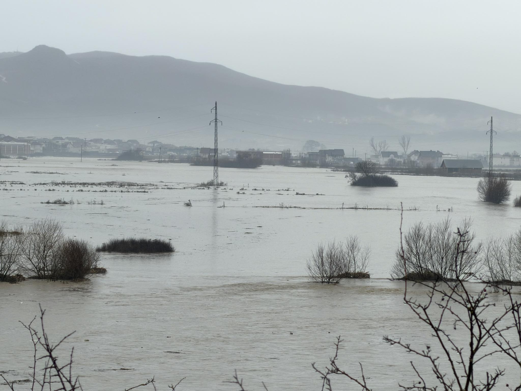 Vërshimet shkaktojnë dëme në disa qytete teksa shtyhet rifillimi i mësimit në gjithë Kosovën