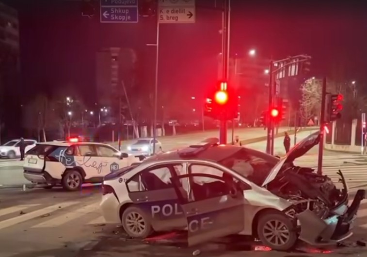Katër të lënduar në aksidentin mes veturës së policisë dhe një taksi në Prishtinë