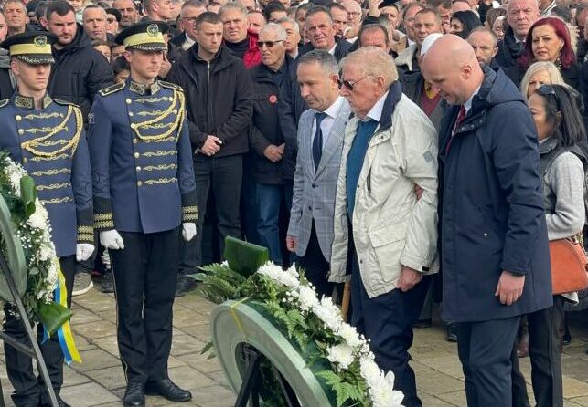 27 vjetori i masakrës së Reçakut  William Walkeri nderon 45 shqiptarët e vrarë