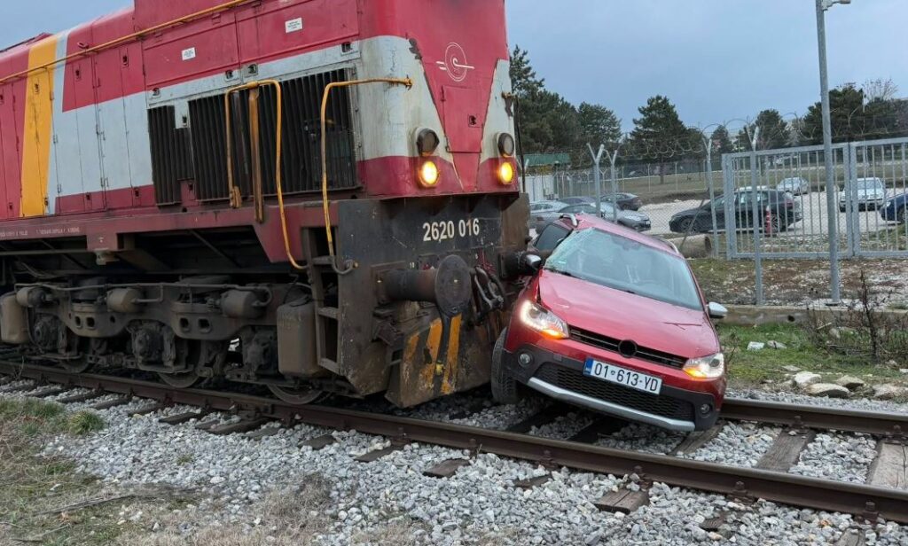 Aksident mes trenit dhe veturës në Prishtinë  lëndohet një person Policia jep detaje
