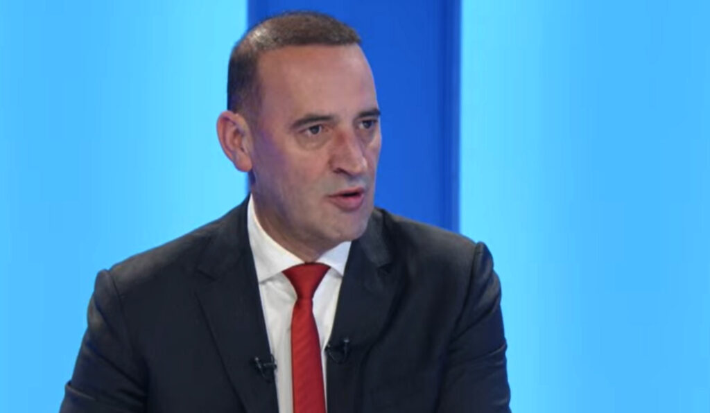 Haradinaj  Në vitin 2000  të gjitha komunat pos Skënderajit e Drenasit  i fitoi LDK   i bie që kishte demokraci