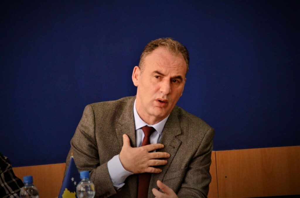 Mbyllja e  Vita s   Limaj  Në vend që ta ndihmojë  qeveria e ka vënë atë nën presion të vazhdueshëm