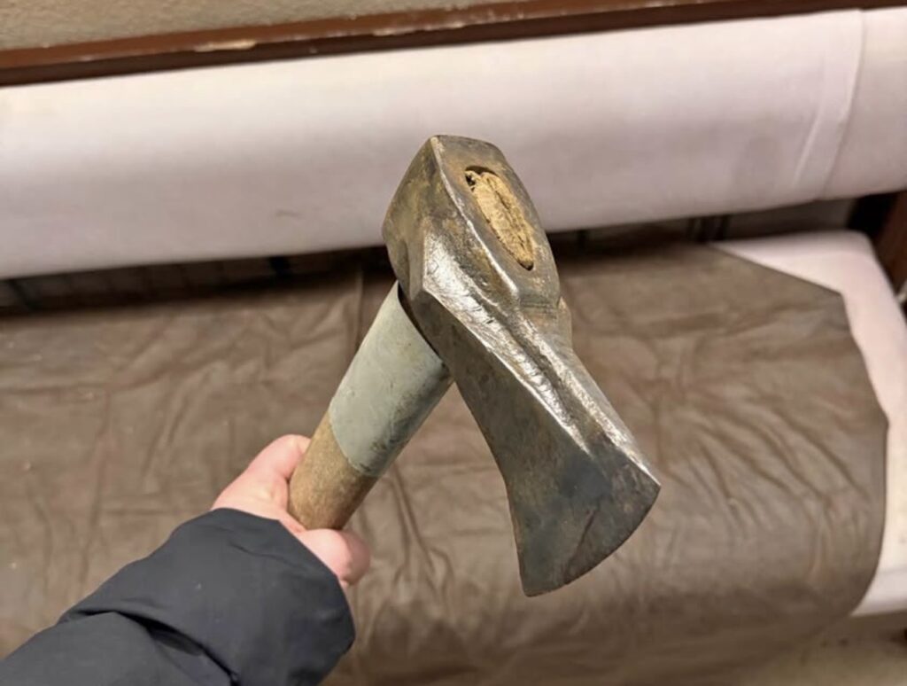 Ky është i riu nga Isniqi i Deçanit që goditi babain me sëpatë