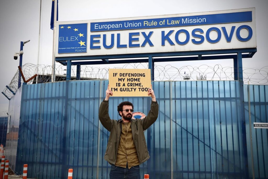 Trimi me parullë me aksion simbolik para EULEX it  Nëse me mbrojtë shtëpinë time është krim  atëherë edhe unë jam fajtor 
