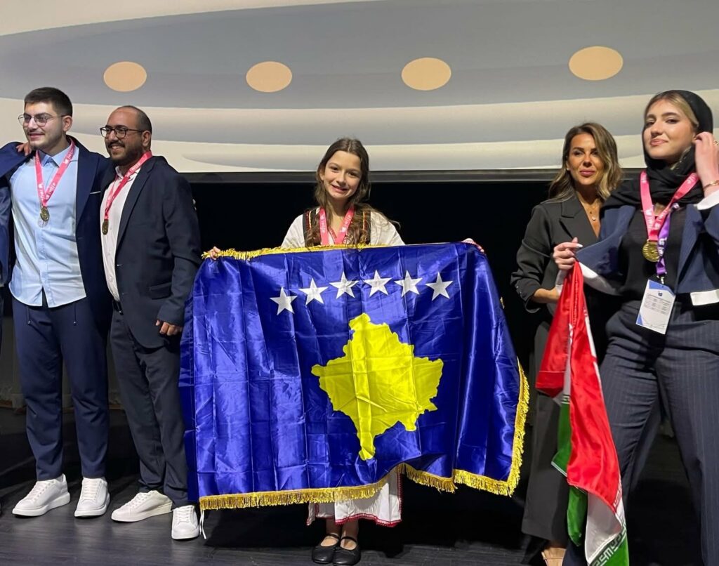 Nxënësja Luna Beqa fiton vendin e parë në Teknologji në garat ndërkombëtare në Dubai