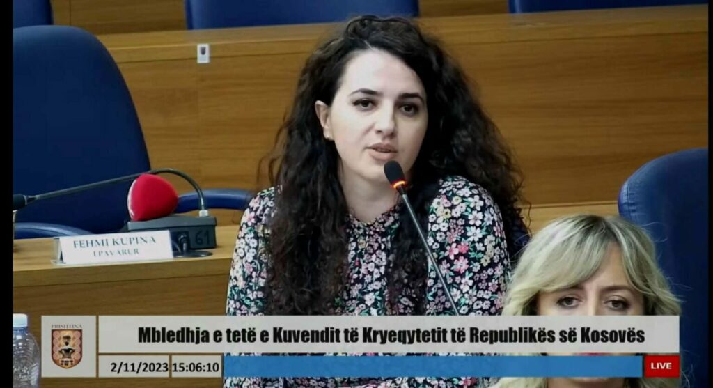 AAK e përjashton Valbona Ajetin nga asambleja në Prishtinë   e tradhëtoi  partinë